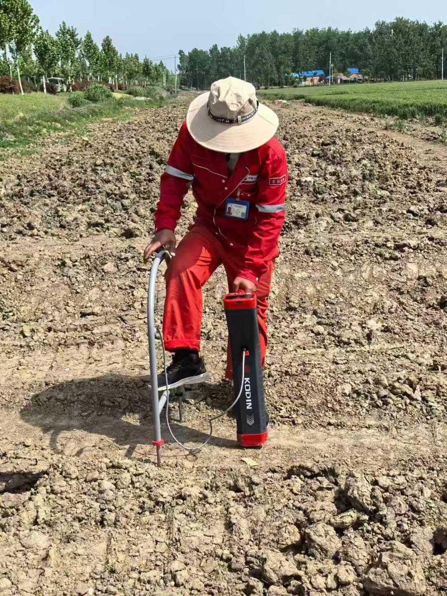 埋地管道防腐層探測(cè)儀使用現(xiàn)場(chǎng)